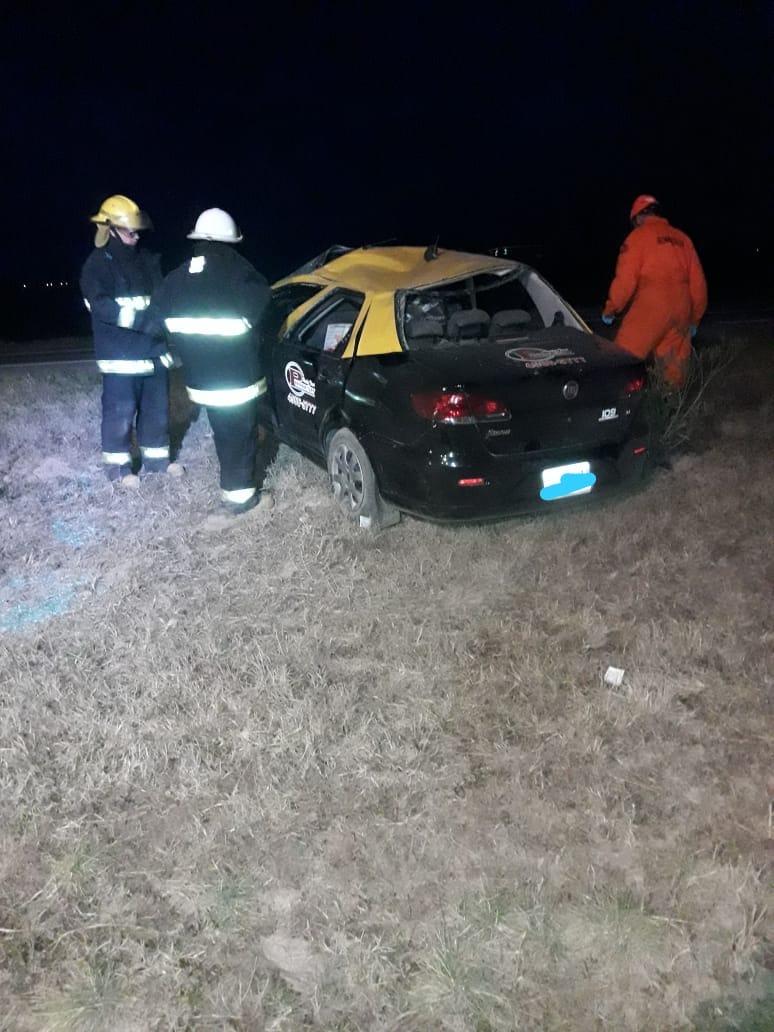 Despiste y vuelco en autopista en Leones