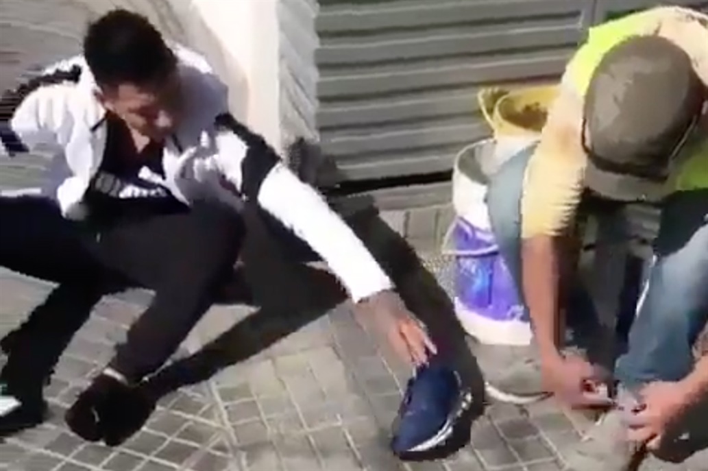 El gesto de Brian Sarmiento con un trapito: le regaló sus zapatillas y se fue descalzo