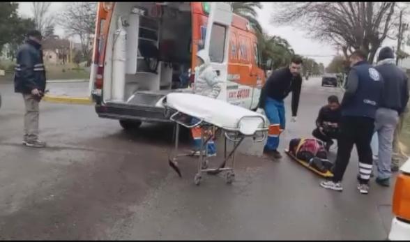 Una mujer sufrió un accidente en moto en solitario y se encuentra internada en terapia