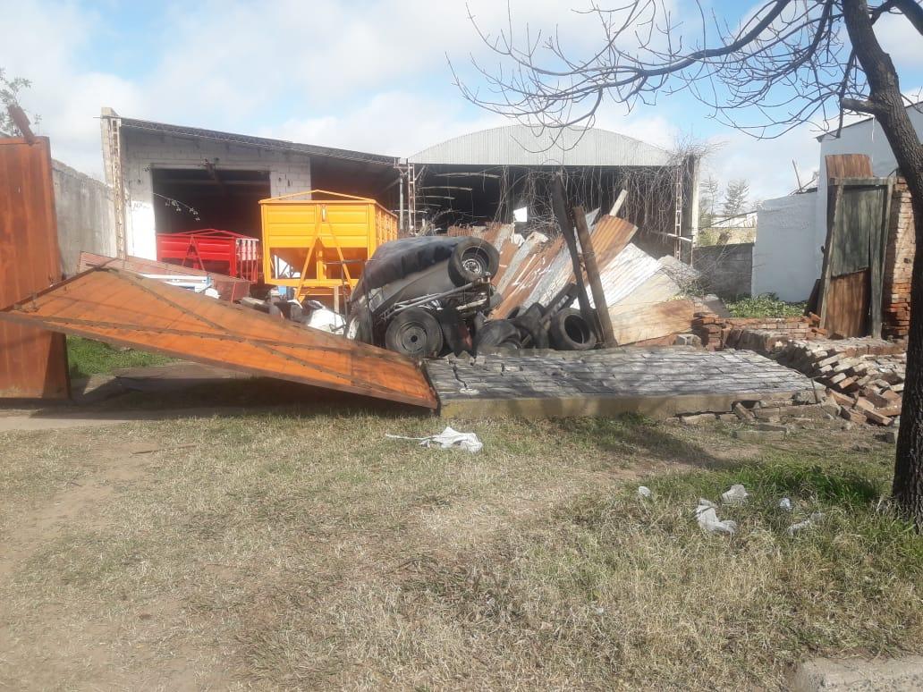 Como consecuencia del intenso viento, cayó un tapial completo en calle San Juan 800