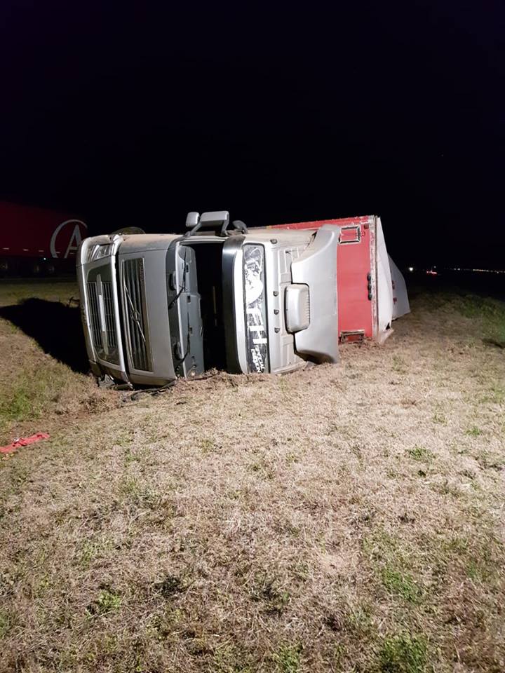 Vuelco en solitario de un camión que quedó sobre cantero central de autopista