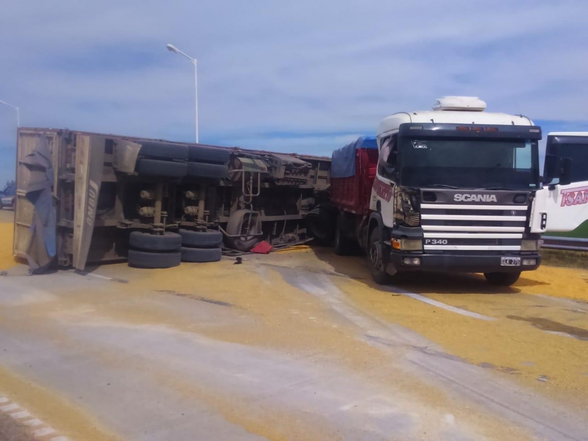 Leones, choque entre dos camiones que se iban pasando en autopista en el ingreso del puente