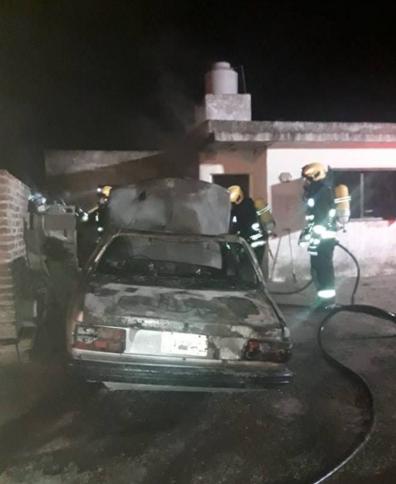 Incendio total de un vehículo en Pasaje Cagnolo al 1600