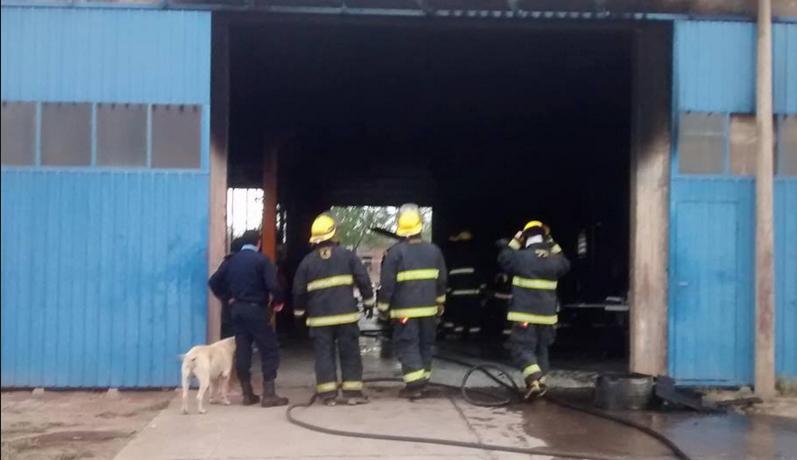 Incendio en un galpón de la fábrica Rometal de General Roca