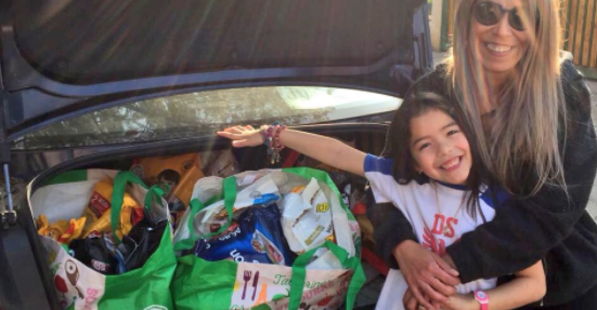 No quería regalos en su cumpleaños y pidió comida para perro. Donó 43 kilos a fundación animalista