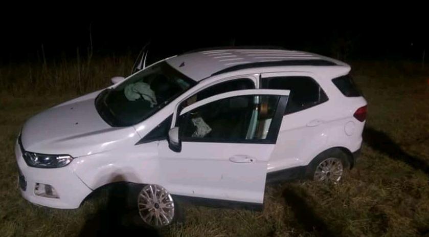 Vuelco de un automóvil en autopista luego de chocar con un perro