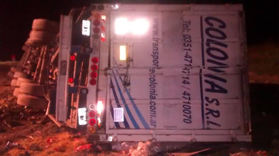 General Roca: vuelco en solitario de un camión en autopista