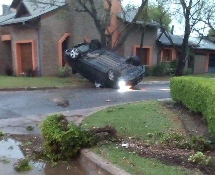 Vuelco de un automóvil que quedó con las cuatro ruedas hacia arriba en Fuerza Aérea y Chacabuco