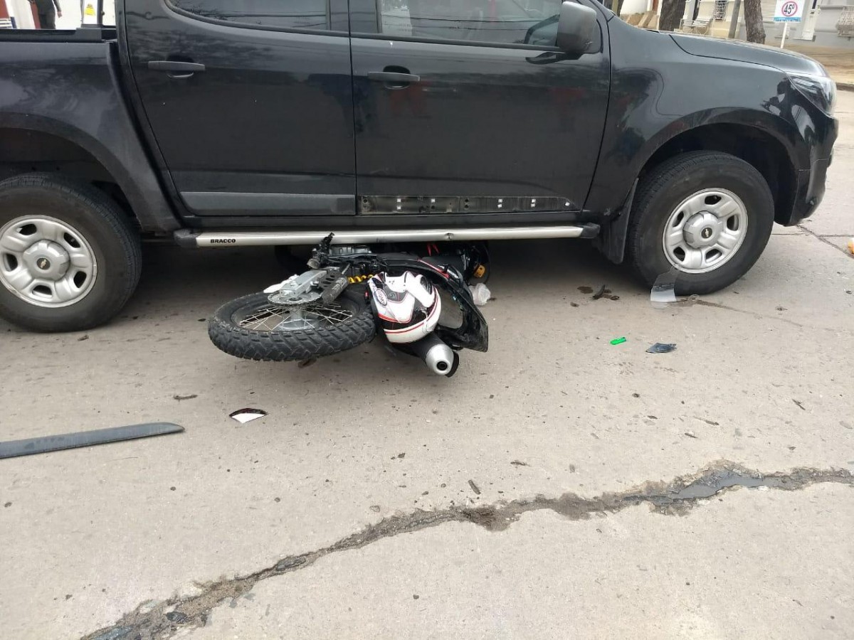 Leones, una moto terminó debajo de una camioneta