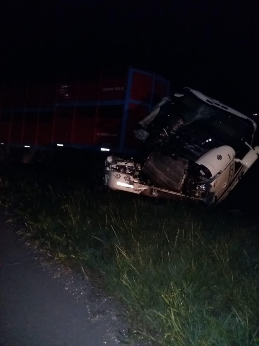 Choque de camiones por alcance en autopista, donde uno de ellos cruzó de carril quedando sobre la banquina contraria