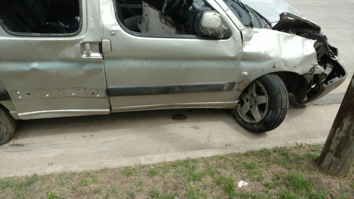 Despiste y vuelco de un automóvil en autopista en Ballesteros