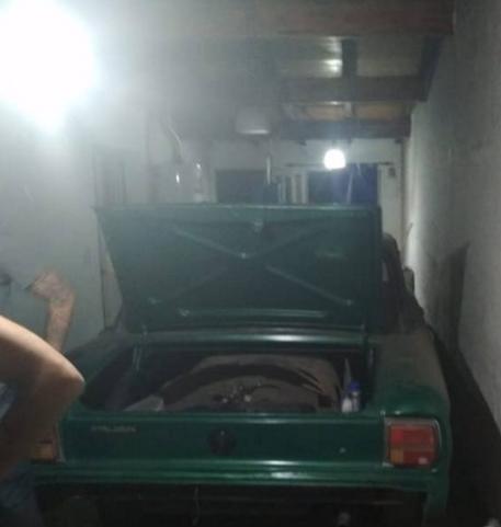 Incendio de un automóvil que se encontraba en el garaje de una vivienda