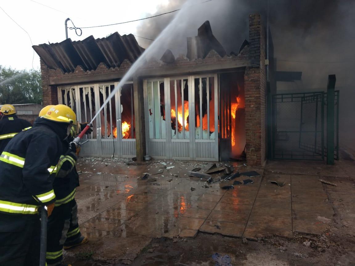 Incendio de magnitud en Corralón Municipal de General Baldissera