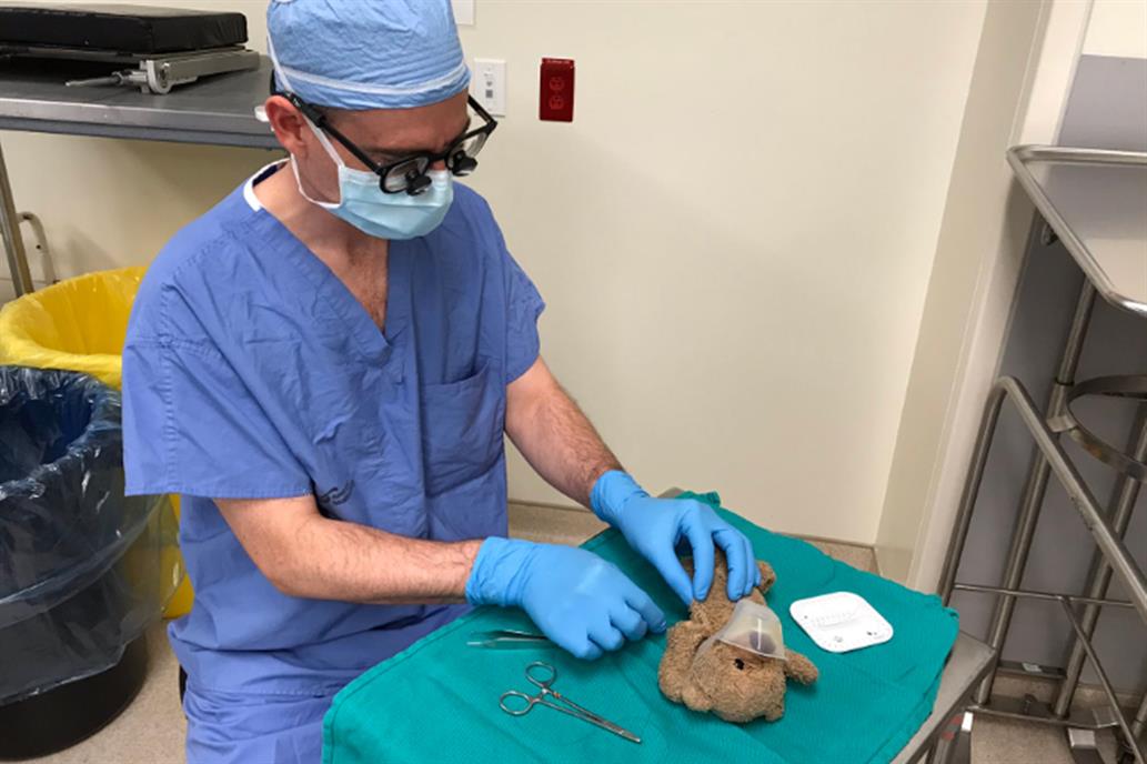 Un cirujano operó un oso de peluche para animar a su paciente de 8 años
