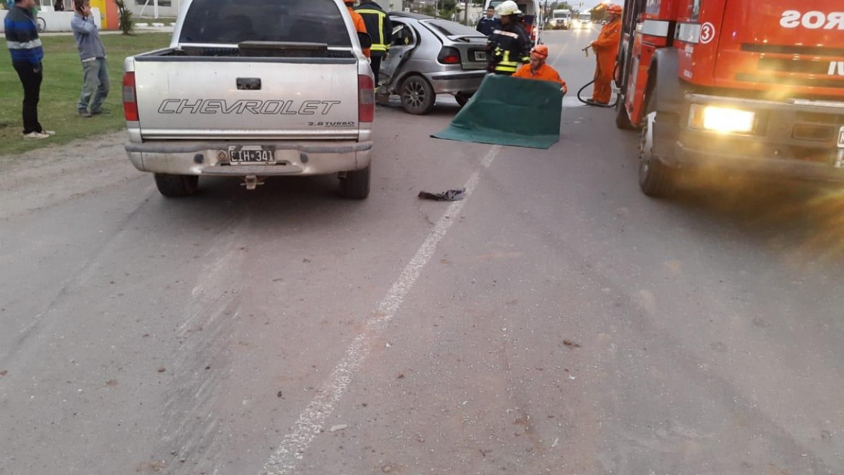 Espectacular choque en Leones en ruta 9 entre un automóvil y una pick up