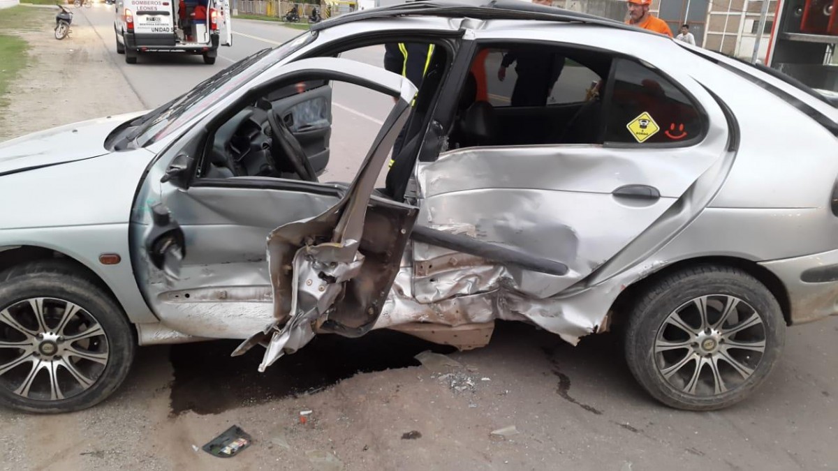 Espectacular choque en Leones en ruta 9 entre un automóvil y una pick up