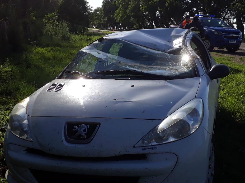 Vuelco de un automóvil en ruta 9 en General Roca luego que su conductora de Marcos Juàrez intentara esquivar un perro