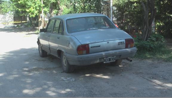Inquietud de vecinos por la presencia de un auto abandonado desde hace más de 20 días en calle Monseñor Clara