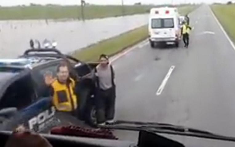 San Genaro: Mujer policía y camionero ayudaron a embarazada a punto de dar a luz a cruzar la ruta 34 inundada