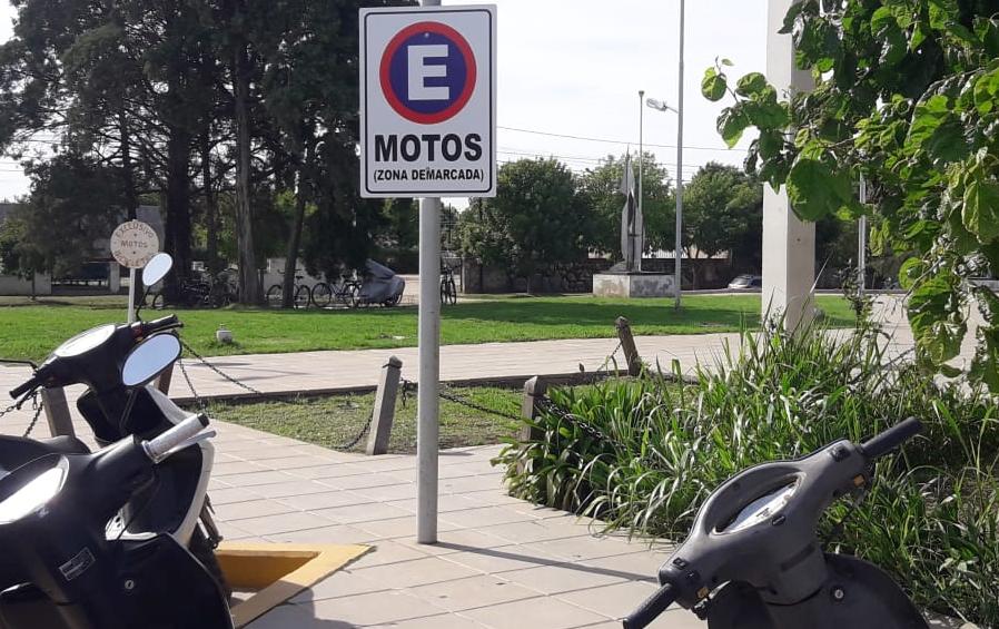 Un cartel en la terminal que quedó a baja altura