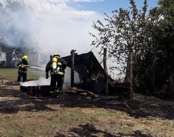 Incendio, explosión de una garrafa y destrucción de un pequeño galpón en Leones