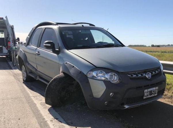 Despiste de un automóvil en autopista, que cruzó de carril, chocó contra guardarrail y realizó un vuelco