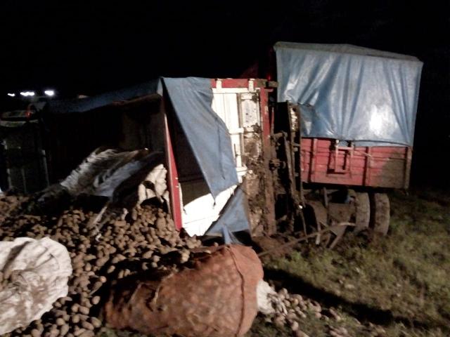 General Roca: Despiste y vuelco del chasis de un camión cargado con papas en autopista