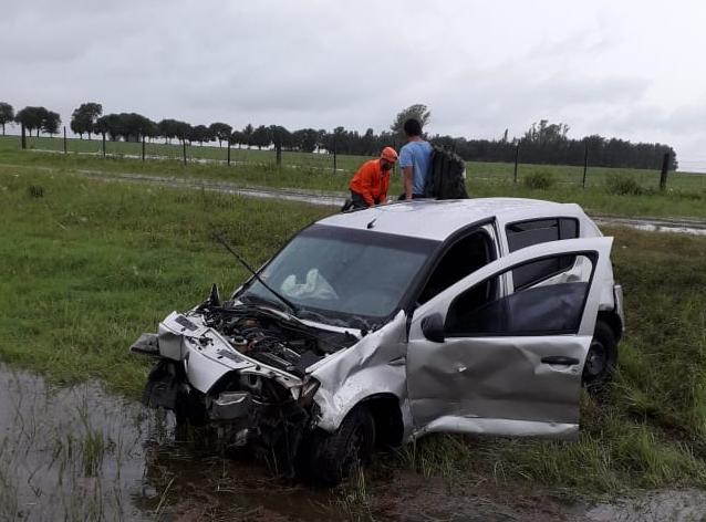 General Roca: Despiste y vuelco de un automóvil en autopista  con cinco Gendarmes