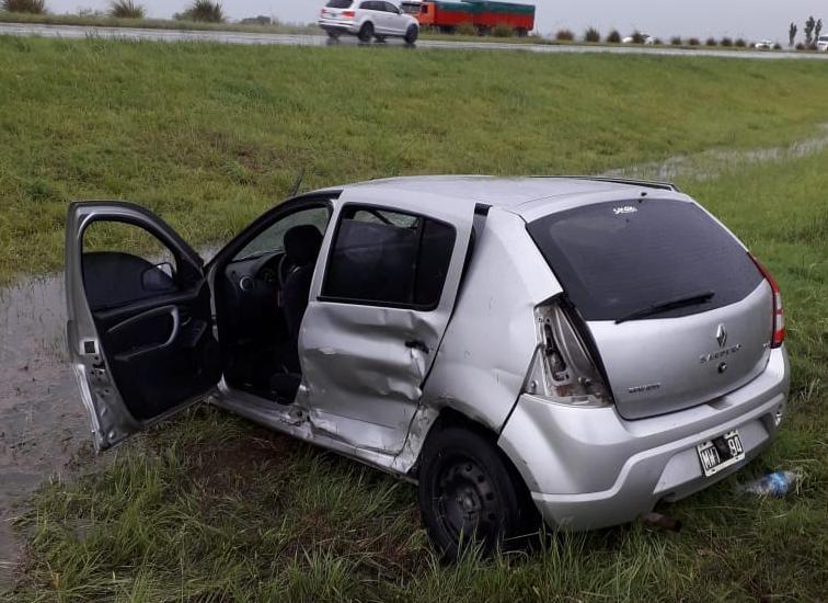 General Roca: Despiste y vuelco de un automóvil en autopista  con cinco Gendarmes