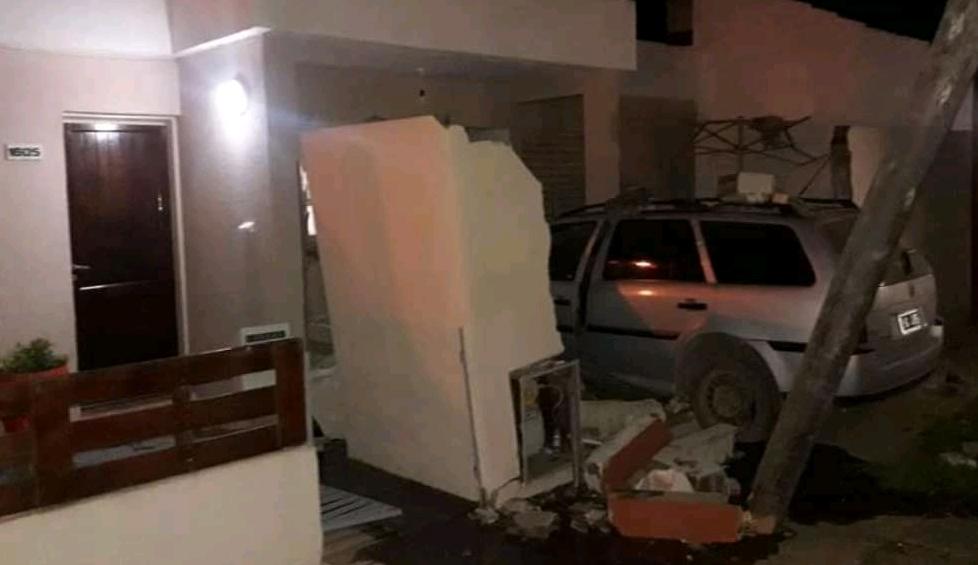 Espectacular accidente en Villa Argentina donde un automóvil se incrustó en el interior de una vivienda