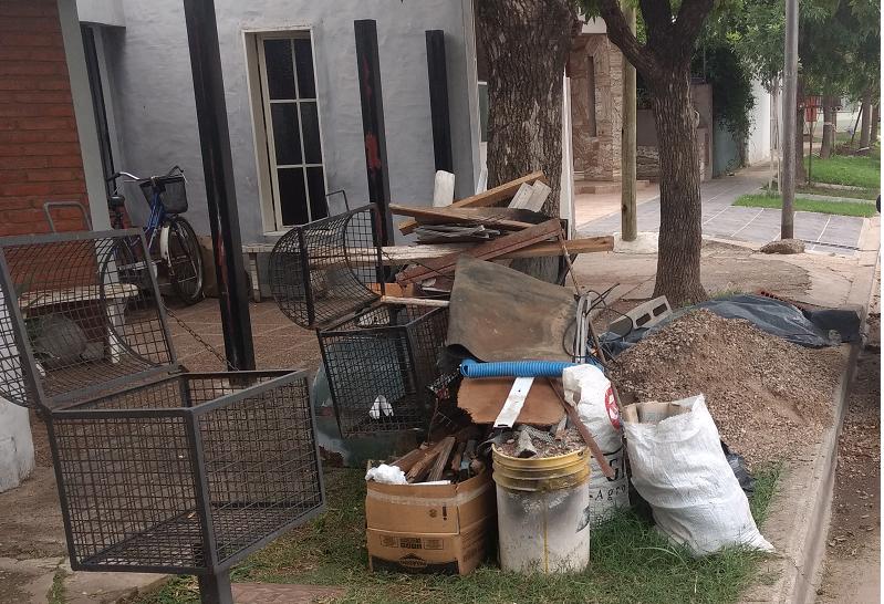 Reclamo de vecina de calle Chacabuco 1600 por falta de recolección de residuos de patio y domiciliarios