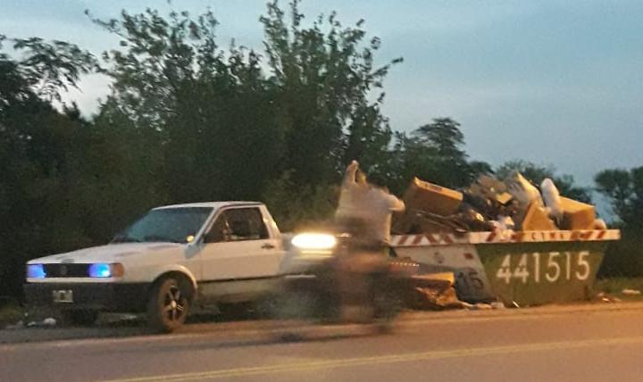 Contenedores en calle Del Niño y reclamo de vecinos: Los fines de semana viene gente de todos lados en camioneta a arrojar residuos