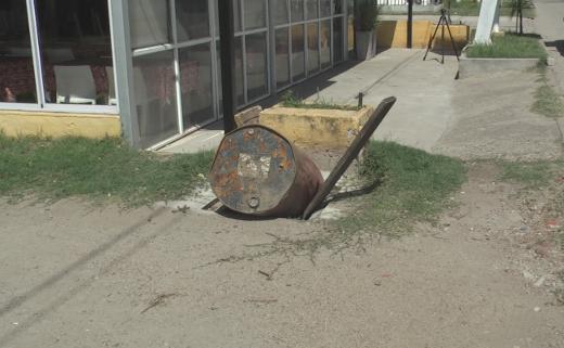 Pozos sin rejilla frente a parrilla La Nona y en otros sectores de ruta 9