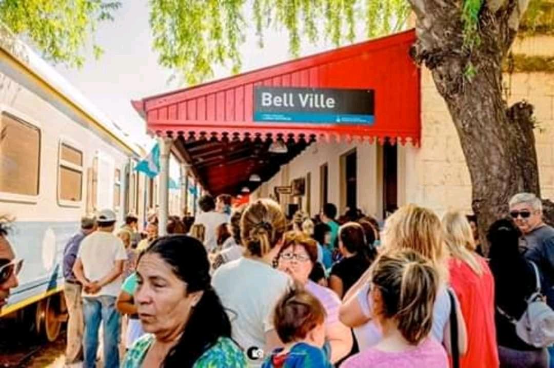 Cerca de 3 mil personas recibieron el tren en Bell Ville