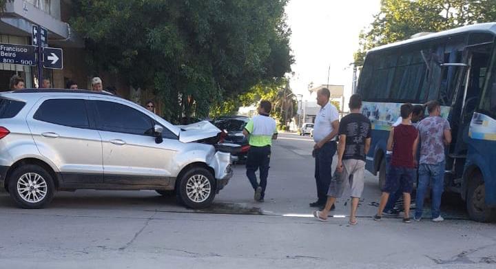 Choque entre el colectivo urbano y un vehículo, donde resultó lesionada una menor de 13 años que viajaba en el micro