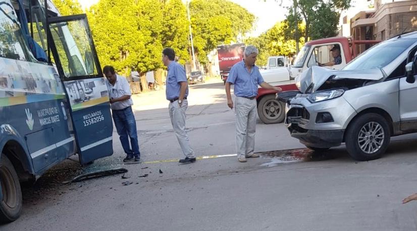 Choque entre el colectivo urbano y un vehículo, donde resultó lesionada una menor de 13 años que viajaba en el micro
