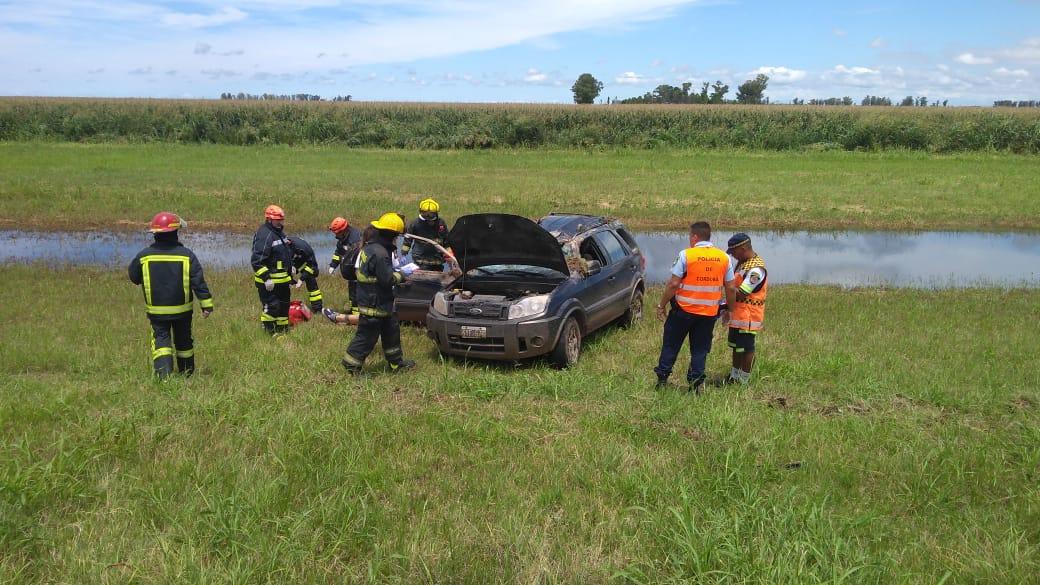 Vuelco en solitario de un automóvil en autopista en Leones