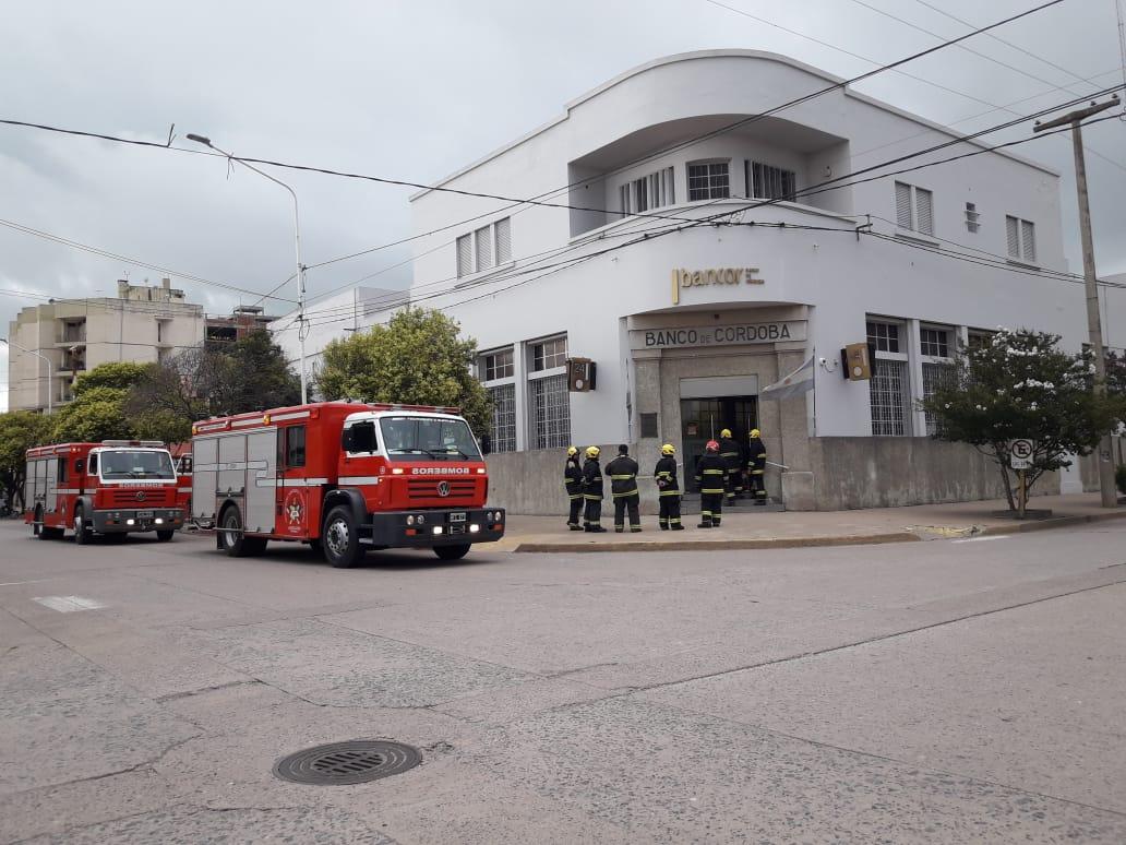 Principio de incendio en el Banco Córdoba de Marcos Juàrez