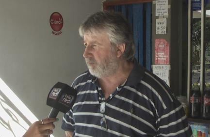 Se acercaron a la reja y con un gancho  con punta fueron sacando las bebidas”