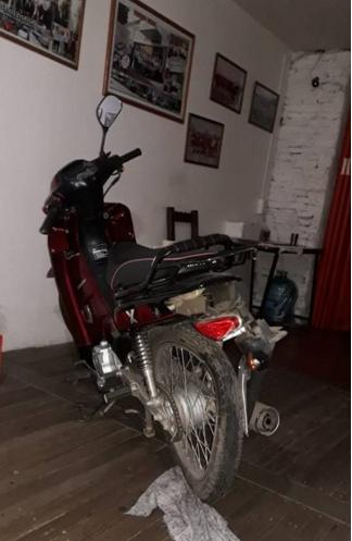 Estaba trabajando y una camioneta chocò mi moto que estaba estacionada en el centro y el conductor se dio a la fuga