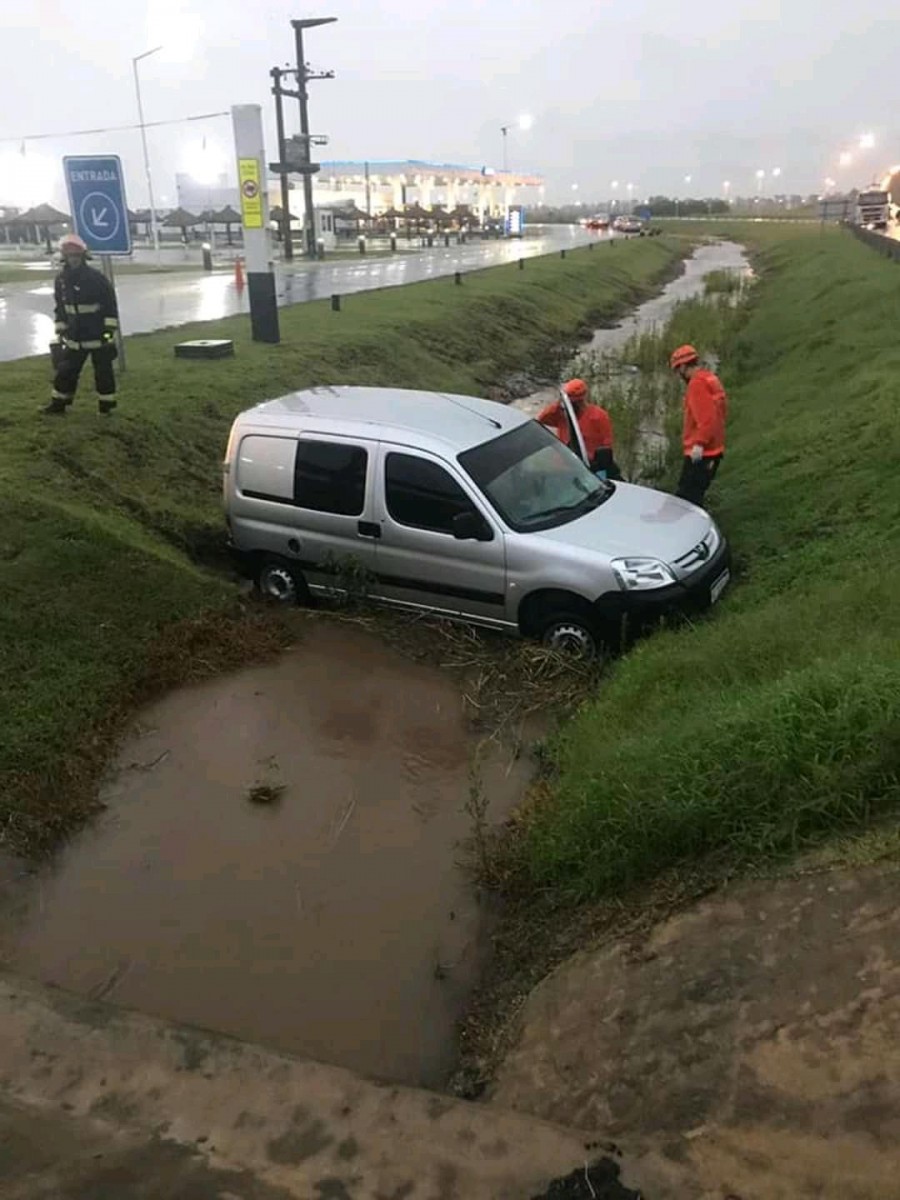 Un utilitario cayó a la cuneta frente a la estación de servicios GNC de General Roca