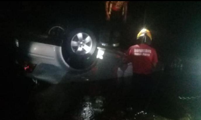Despiste y vuelco de un automóvil que terminó en la banquina con agua en ruta 12 en el ingreso a la Ciudad