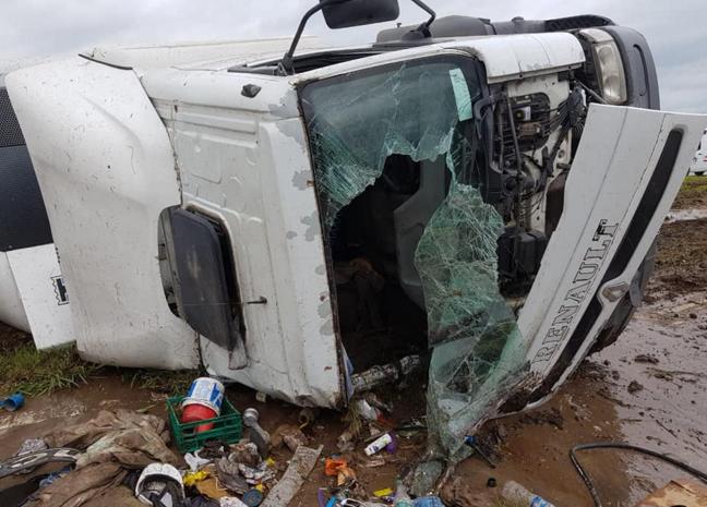 Vuelco de un camión en el kilómetro 440 de autopista Córdoba-Rosario.-