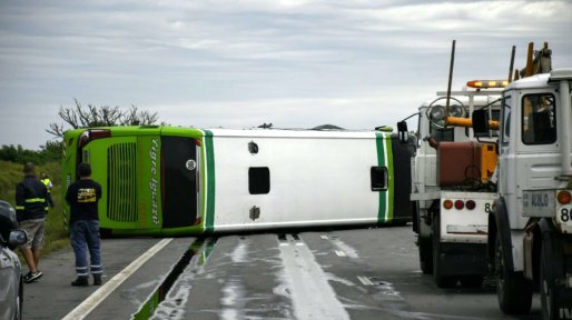 Oliveros: Vuelco de micro deja 10 personas graves