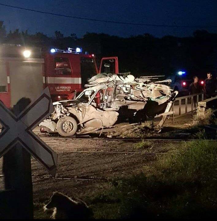 Las Perdices: los vagones de un tren  arrollaron un auto, una persona fallecida