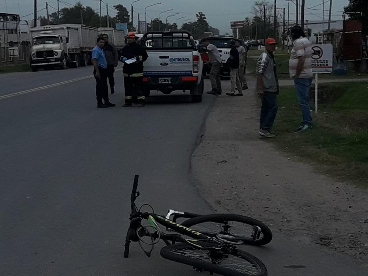Choque entre una pick up y una bicicleta en ruta 9 y Alte. Brown de Leones