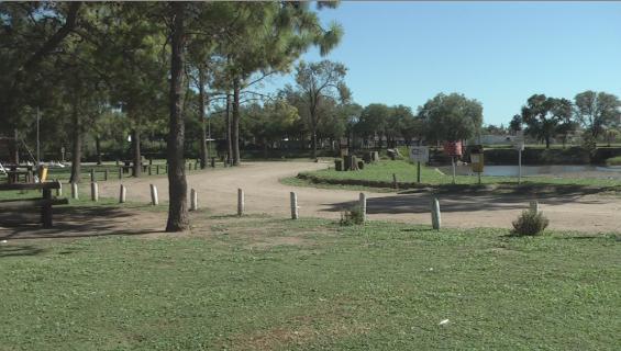 Reclamo de vecina por el olor que emana el lago al quedar sin agua