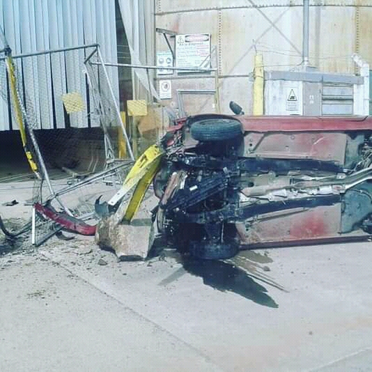 Tumbo de un automóvil en el ejido urbano de Leones