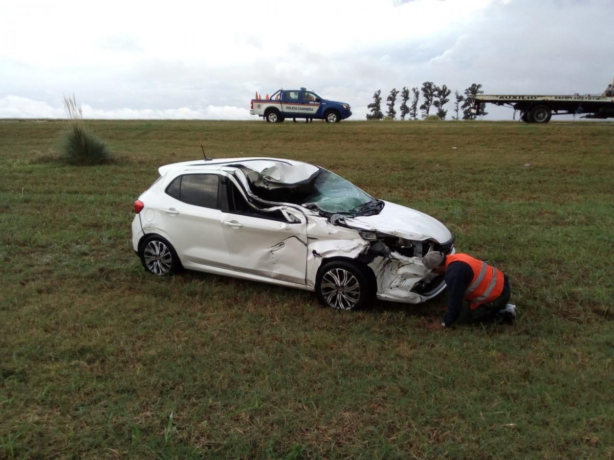 Despiste y vuelco en solitario de un automóvil en autopista