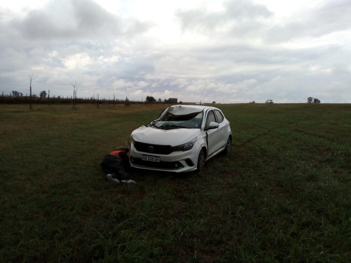 Despiste y vuelco en solitario de un automóvil en autopista